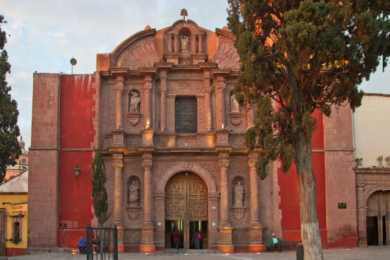 Vista del bello frontis del Oratorio de San Felipe Neri en Guanajuato